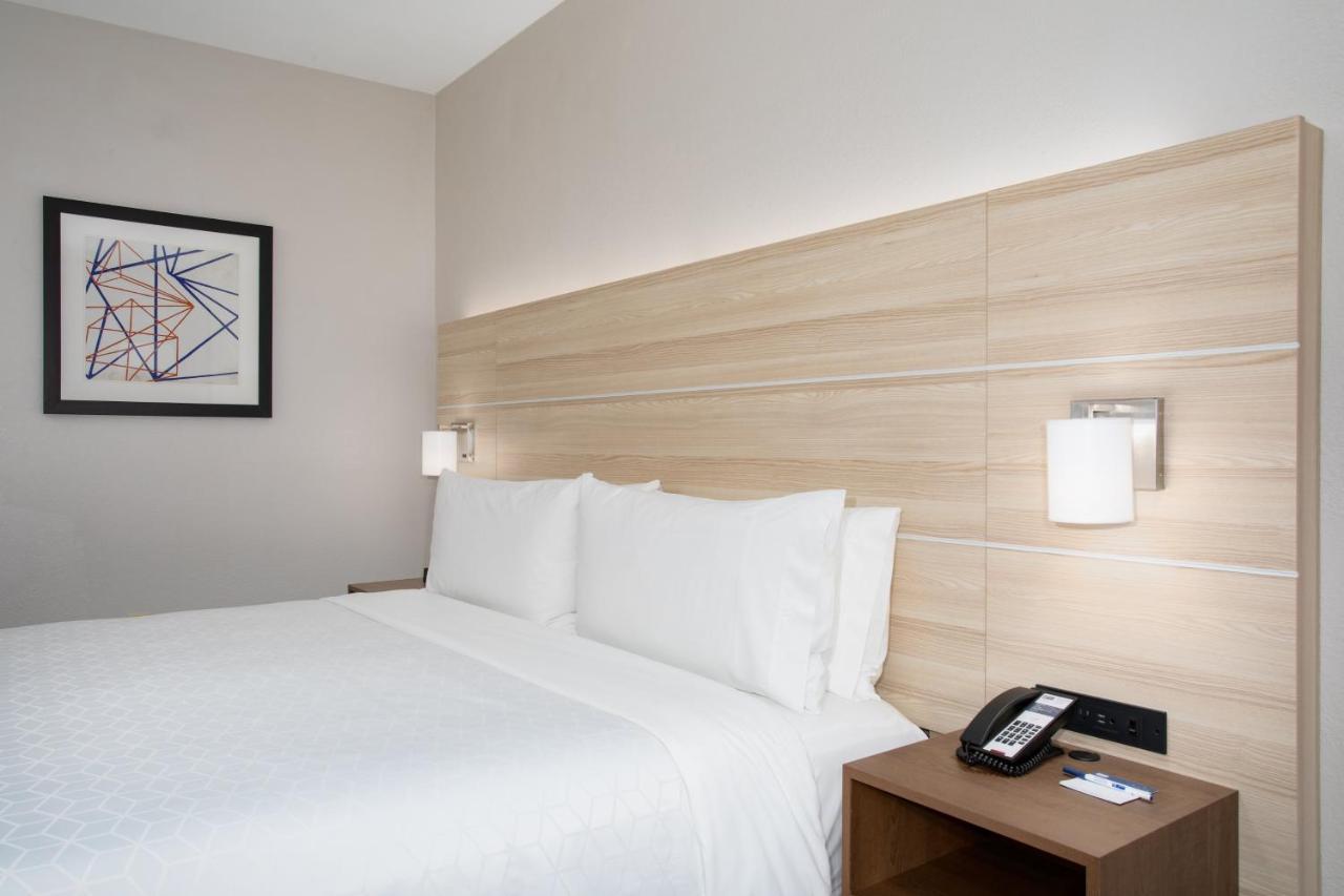 Holiday Inn Express & Suites Phoenix Glendale Dist By Ihg Exterior photo