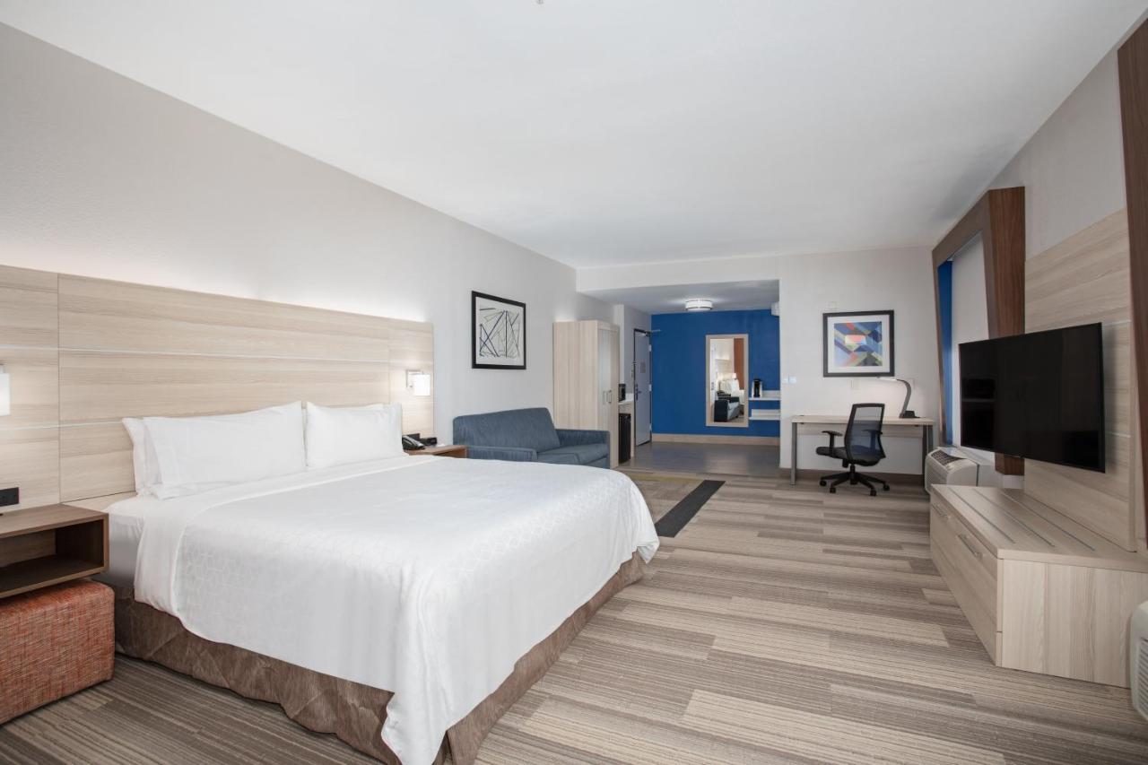Holiday Inn Express & Suites Phoenix Glendale Dist By Ihg Room photo