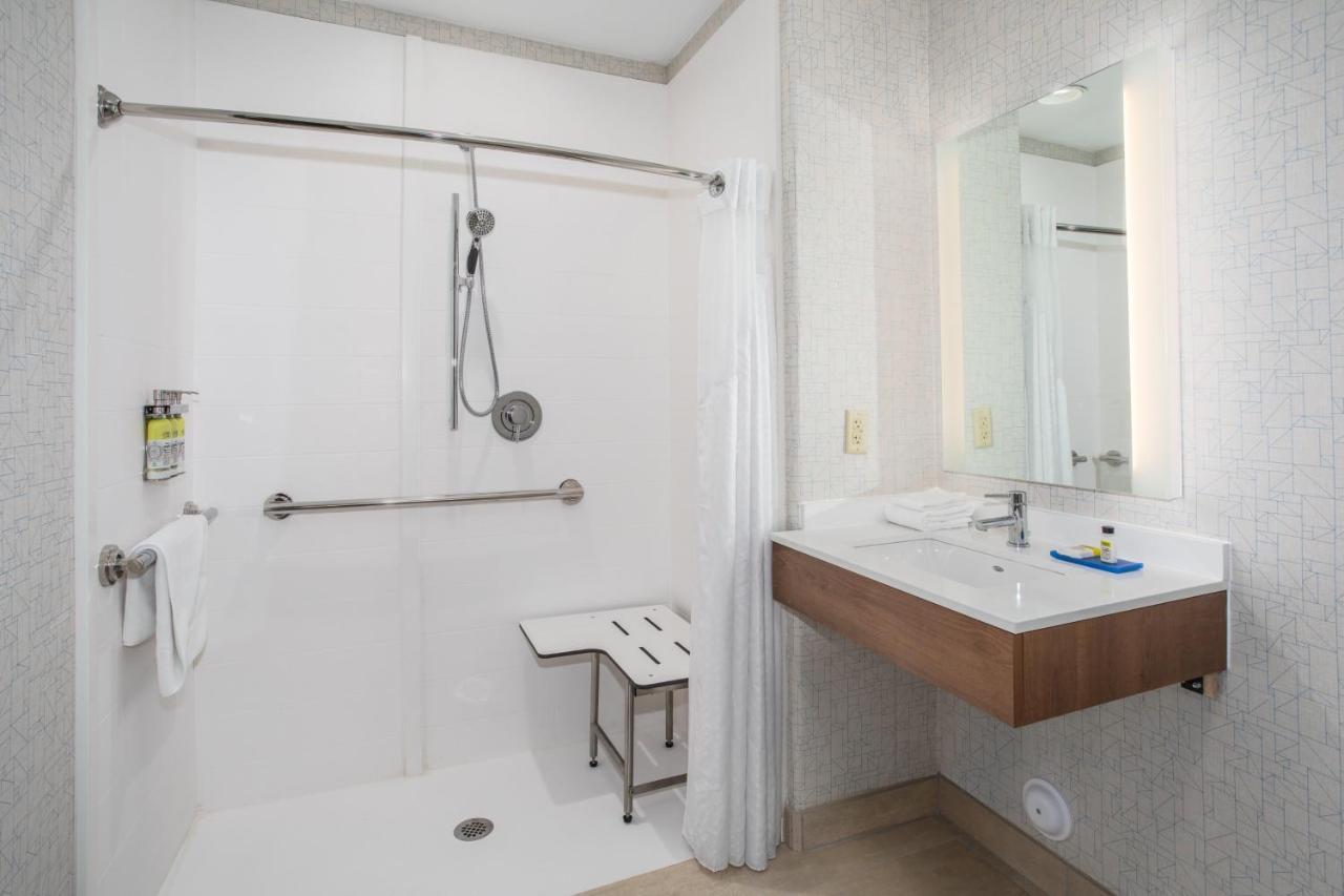 Holiday Inn Express & Suites Phoenix Glendale Dist By Ihg Exterior photo