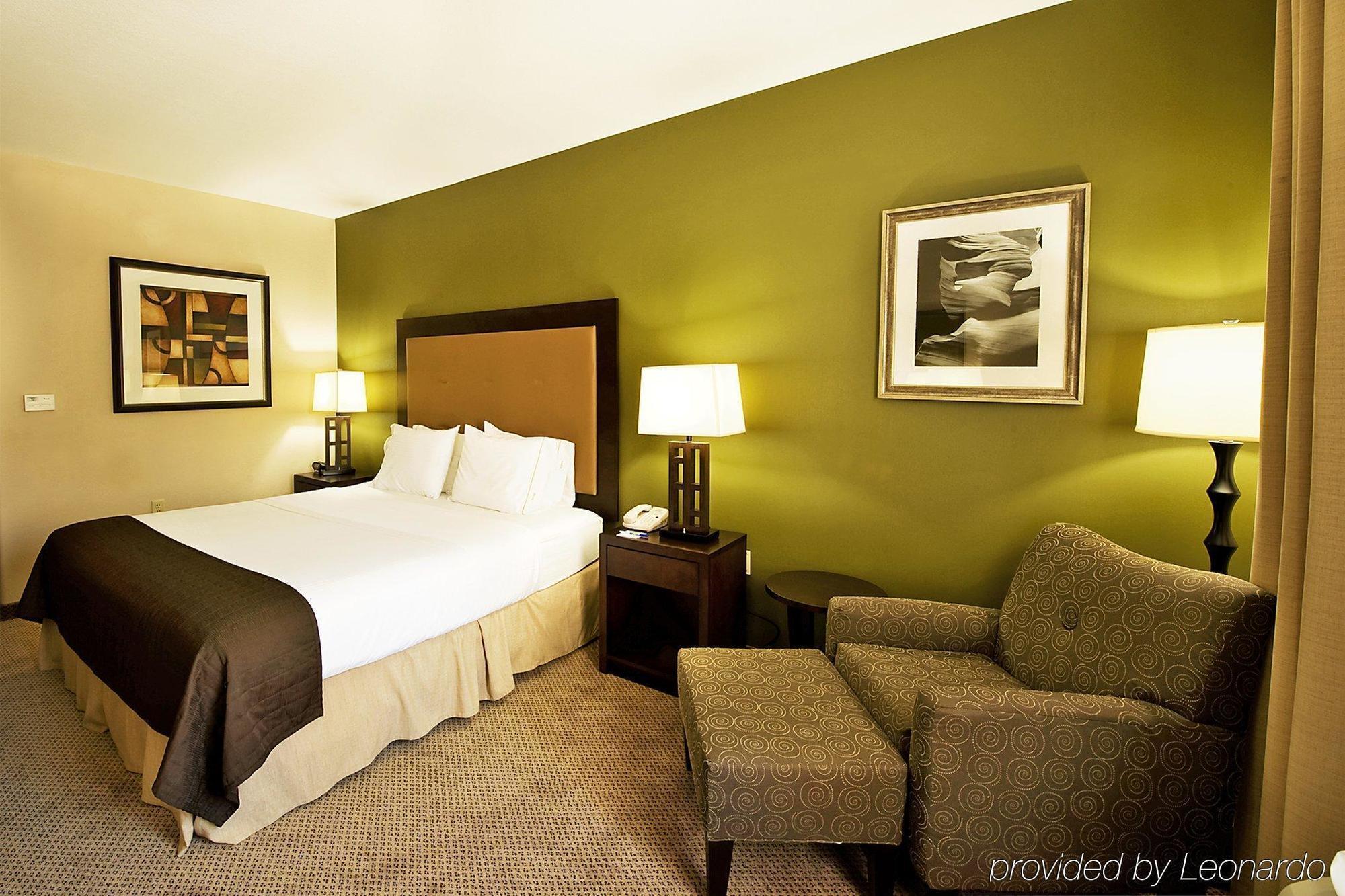 Holiday Inn Express & Suites Phoenix Glendale Dist By Ihg Exterior photo