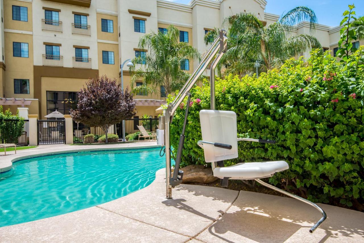 Holiday Inn Express & Suites Phoenix Glendale Dist By Ihg Exterior photo