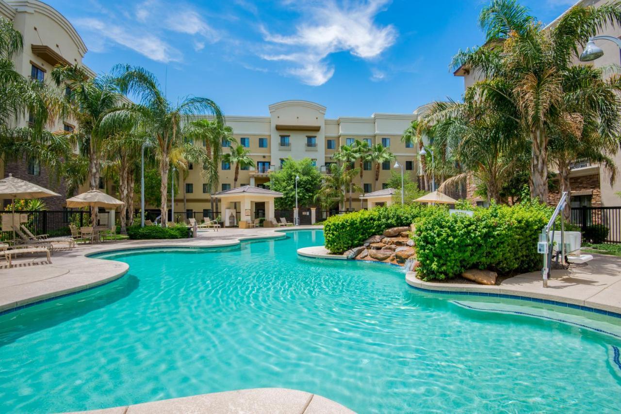 Holiday Inn Express & Suites Phoenix Glendale Dist By Ihg Exterior photo