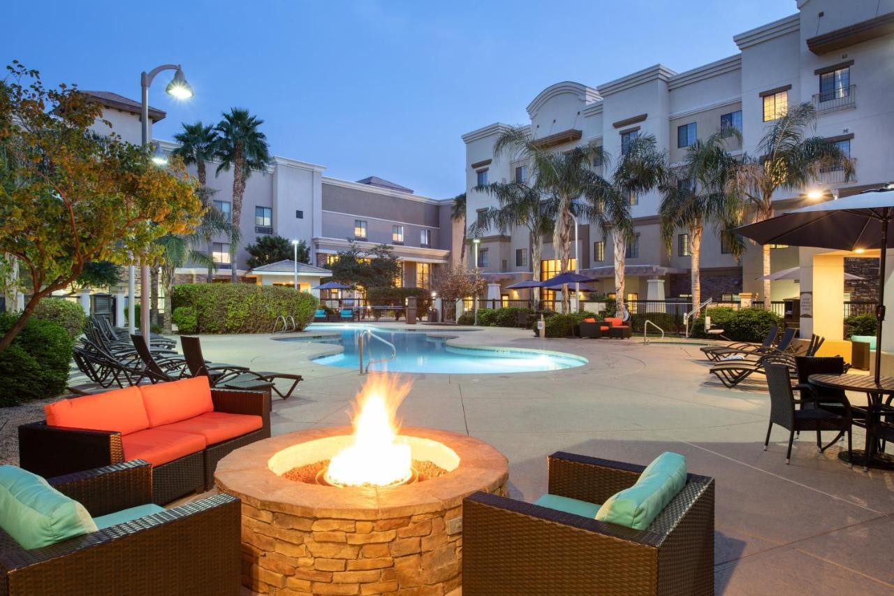 Holiday Inn Express & Suites Phoenix Glendale Dist By Ihg Exterior photo