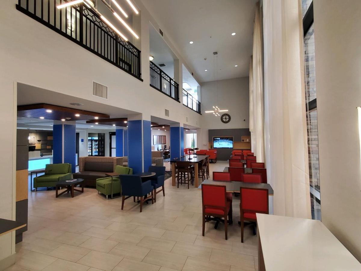 Holiday Inn Express & Suites Phoenix Glendale Dist By Ihg Exterior photo