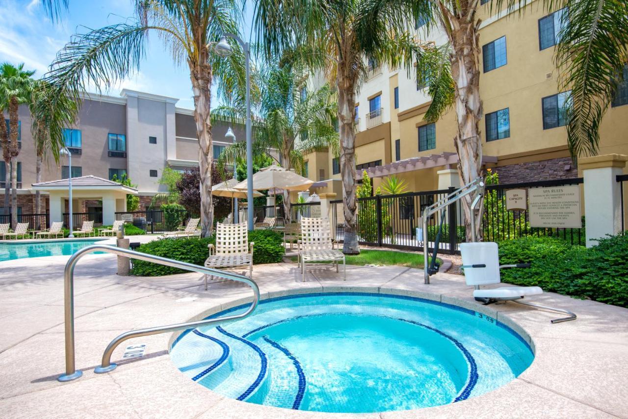 Holiday Inn Express & Suites Phoenix Glendale Dist By Ihg Exterior photo