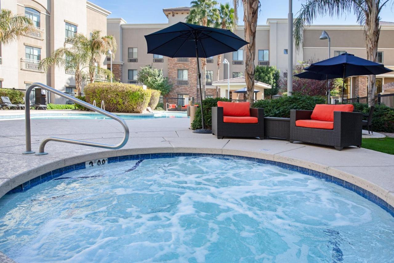 Holiday Inn Express & Suites Phoenix Glendale Dist By Ihg Exterior photo